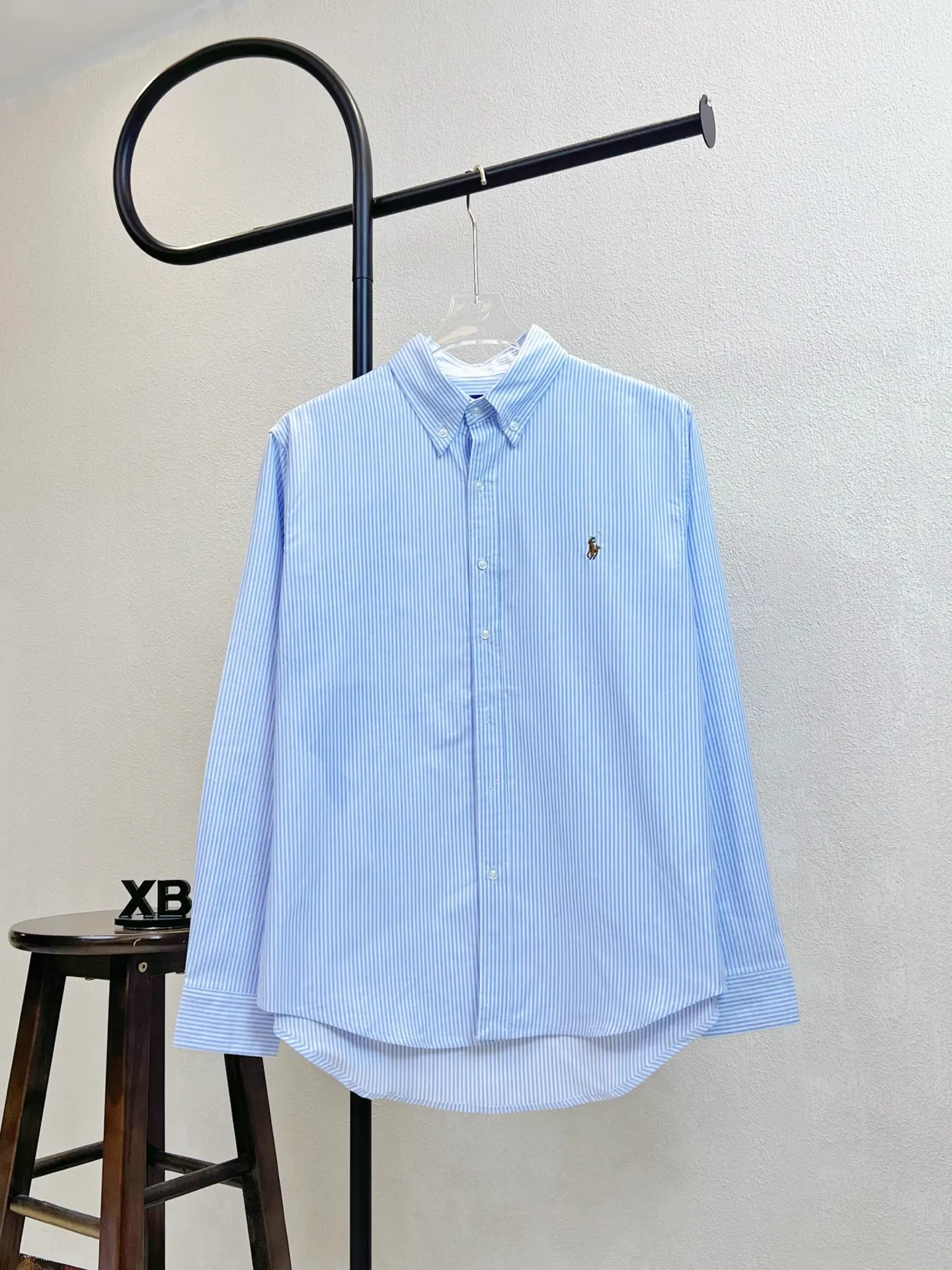 P220 model number All fabric accessories are original and benchmarked. The precise and high-quality jacquard craftsmanship makes the fabrics integrated into one. The upper body is soft and comfortable, extremely delicate, the hand feels solid, smooth and soft. The fabric does not wrinkle, and the hand feel is invincible. Perfect details. Size: S-XL